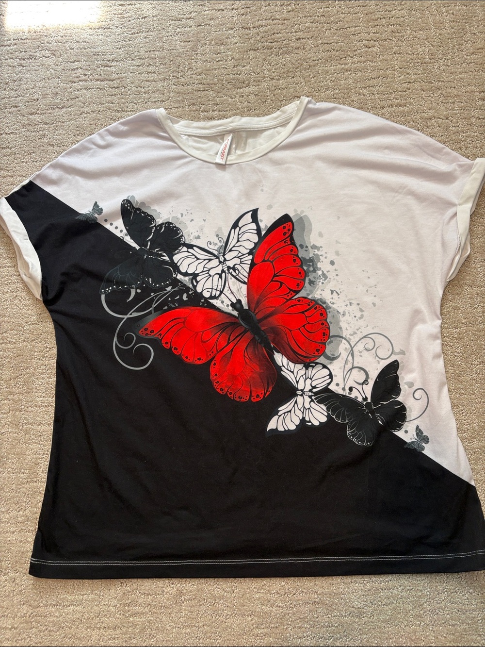 Women's Large/Xlarge Butterfly graphic Tee. Spring Summer